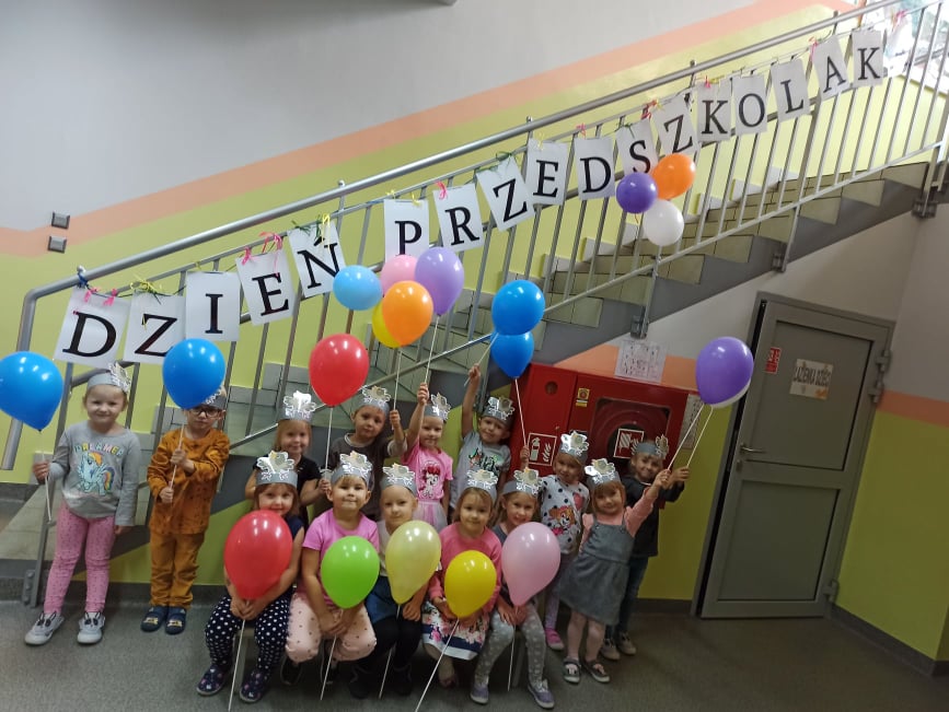 Grupa wróbelki z balonami